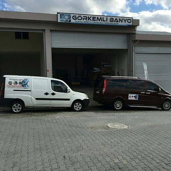Görkemli Banyo atölyesi — tabela ve servis araçları